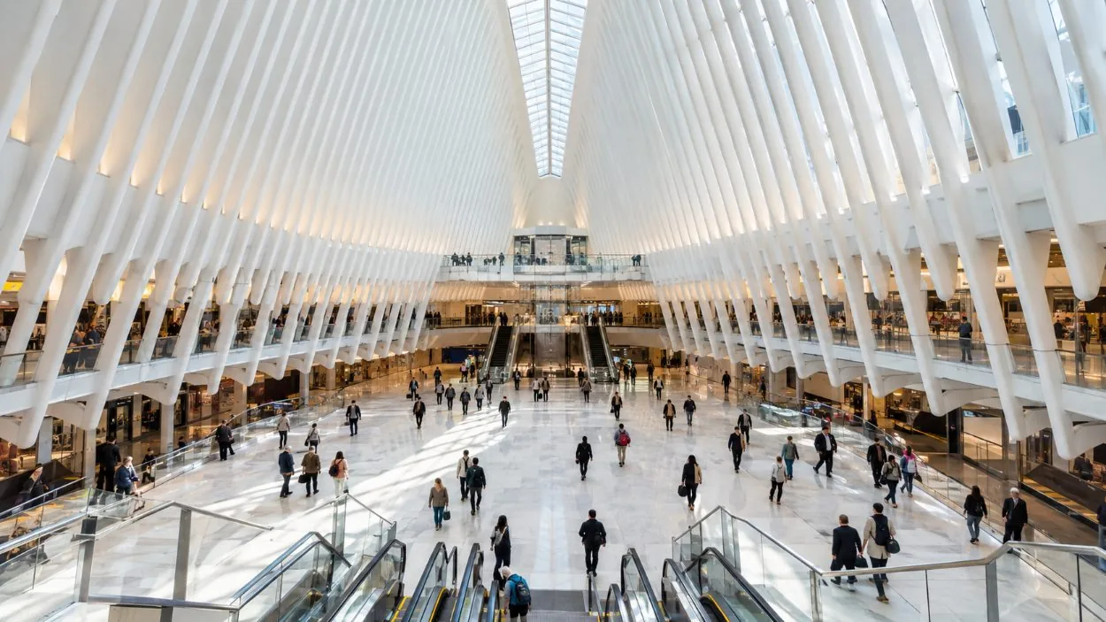 Die weißen Rippen der Oculus-Transithalle mit Pendler, die den Boden überqueren