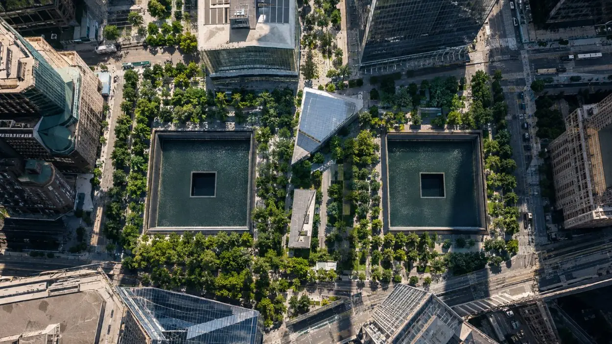 Die World-Trade-Center-Baustelle von oben mit den beiden quadratischen Becken zwischen Bäumen