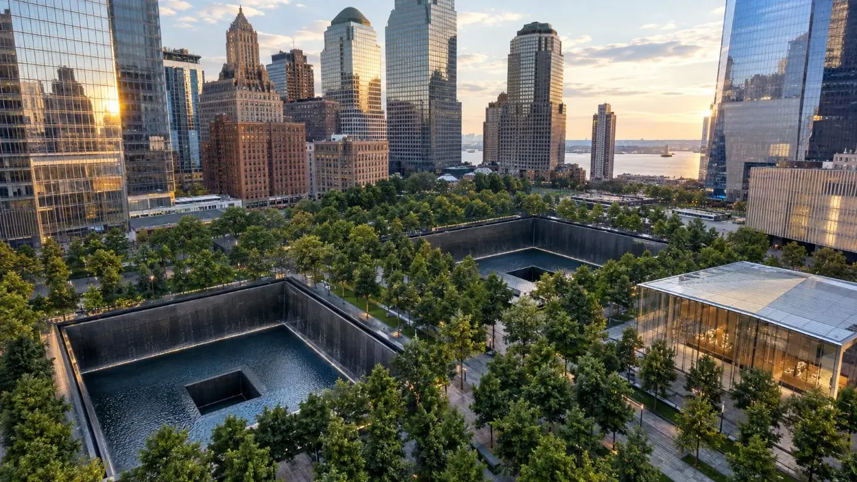 Eine weite Aussicht über den Memorial-Platz mit beiden Becken, den Eichen und dem Museumspavillon