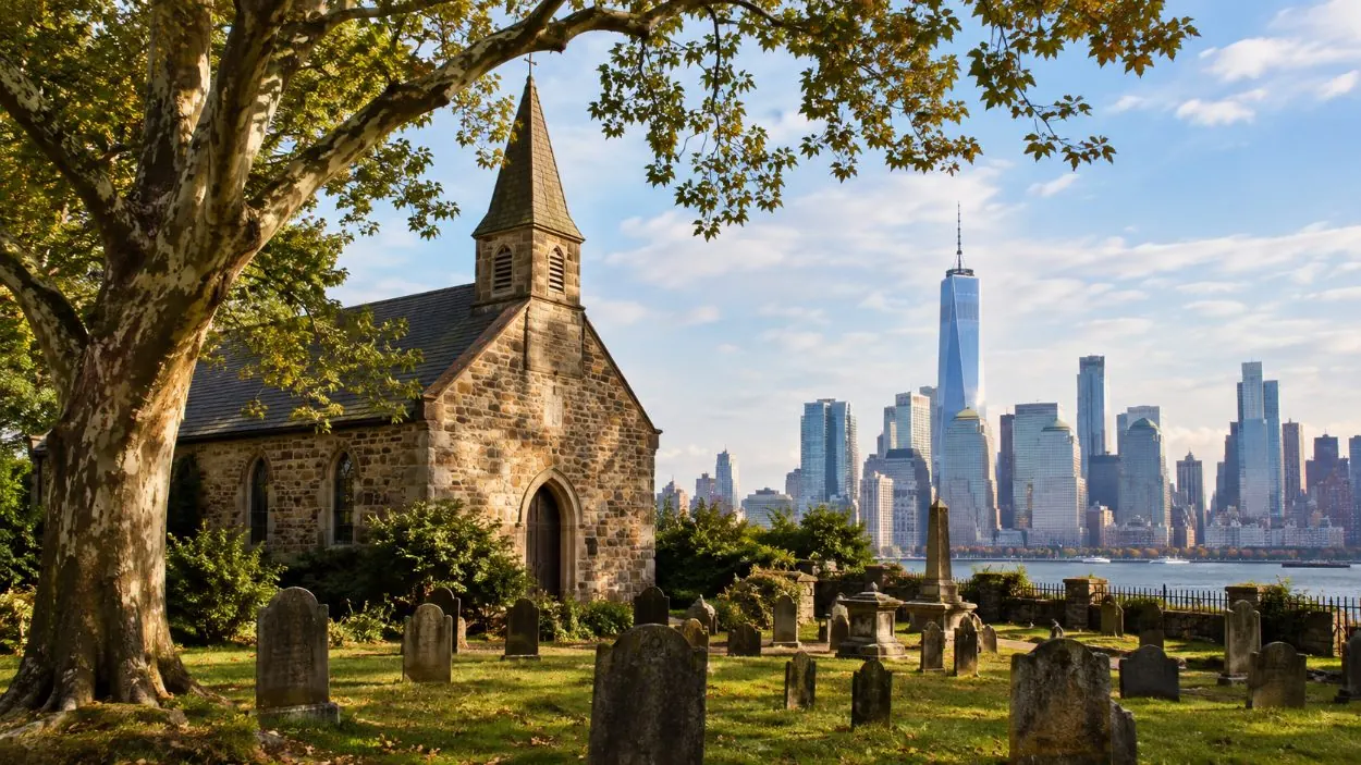 La capilla de St. Paul&rsquo;s y su cementerio con el One World Trade Center al fondo