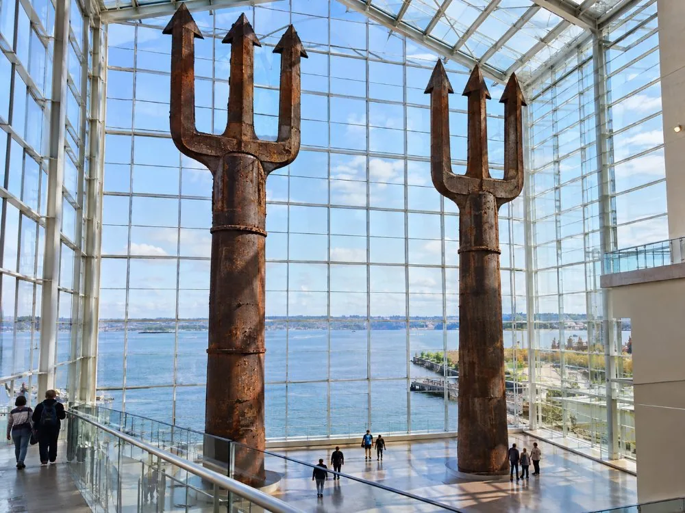 Deux tridents en acier à l'intérieur d'un pavillon de musée en verre